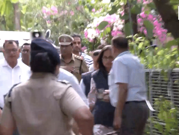 सीबीआई की टीम बुधवार को समर्थ को लेकर उसके घर पहुंची।