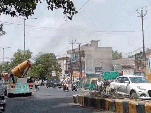 झांसी में सुबह से ही सड़कों पर पानी की बौछारे डाली जा रही हैं। ताकि लोगों को तपिश से राहत दिलाई जा सके।