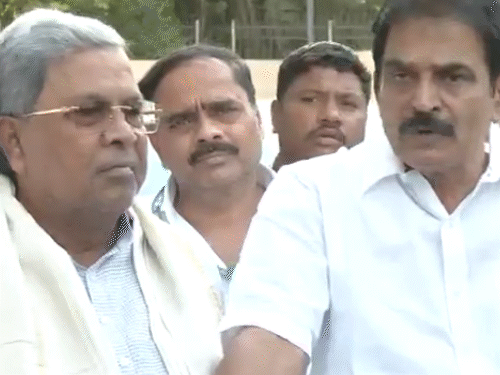 केसी वेणुगोपाल के साथ कर्नाटक के सीएम सिद्धारमैया और डिप्टी सीएम डीके शिवकुमार खड़े नजर आए थे।
