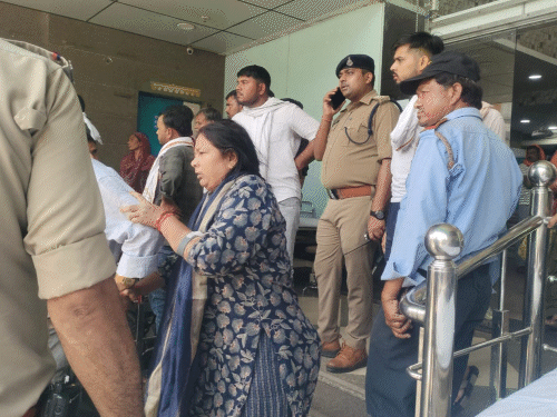 घायलों को जयारोग्य अस्पताल के ट्रॉमा सेंटर में भर्ती कराया गया।