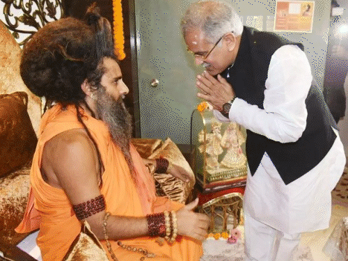 मुख्यमंत्री भूपेश बघेल ने कथा वाचक प्रदीप मिश्रा से आशीर्वाद लिया था।