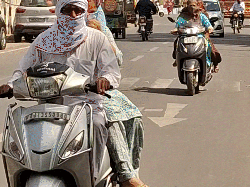 In Sriganganagar, people are only coming out of their homes until 11 AM. In the afternoon, the streets become like a curfew.