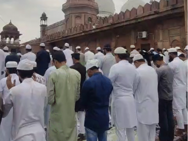 मस्जिद कमेटियों और प्रशासन ने लोगों से समय पर पहुंचने और भाईचारे के साथ त्योहार मनाने की अपील की है।