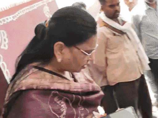 बुजुर्ग ने तहसीलदार पर कार्रवाई न करने का आरोप लगाया।