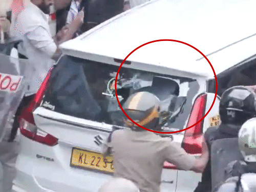 पत्थर के कारण कार का पीछे का ग्लास टूट गया। पुलिसकर्मियों ने कार को भीड़ से बचाकर आगे निकाला।