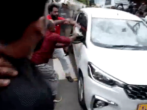 सीपीआय समर्थकांनी अधिकाऱ्यांच्या गाडीचा मागील आरसा उपटून टाकला. हेडलाइटही फोडली.