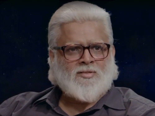 फिल्म 'रॉकेट्री' में शाहरुख खान शो होस्ट के रोल में नजर आए थे, जो नंबी नारायणन (आर माधवन) का इंटरव्यू लेते हैं।