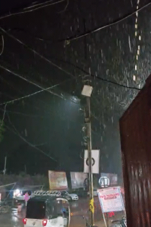 मथुरा में मंगलवार रात तेज बारिश हुई। दिन भर पड़ी झुलसाने वाली गर्मी से राहत मिली।