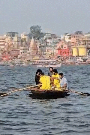 वाराणसी में सुबह गर्मी से कुछ राहत है। लोग गंगा में बोटिंग का आनंद लेते नजर आए।