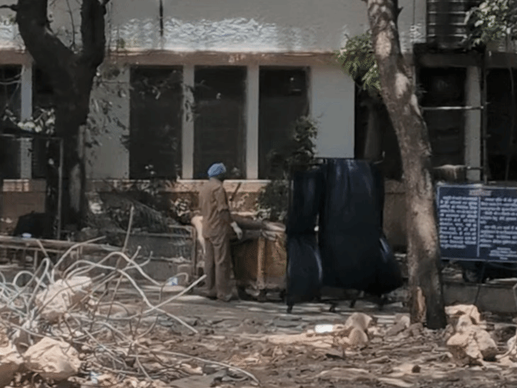 तभी एक अन्य स्टाफ सदस्य भी आ गया