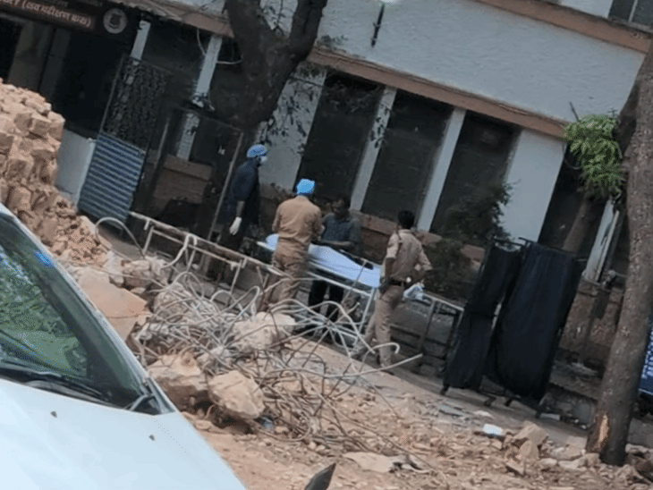 इसके बाद अस्पताल के 3 स्टाफ सदस्यों के साथ एक पुलिसकर्मी भी नजर आया