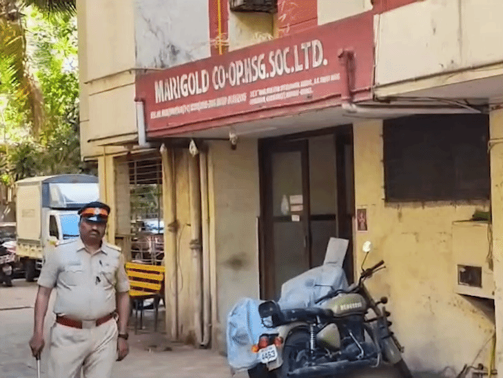 मुंबई में गोरेगांव के गोकुलधाम इलाके की सोसायटी के अंदर बकरे की कुर्बानी के लिए बनाए गए शेड को लेकर हुए विवाद के बाद पुलिस तैनात की गई है।