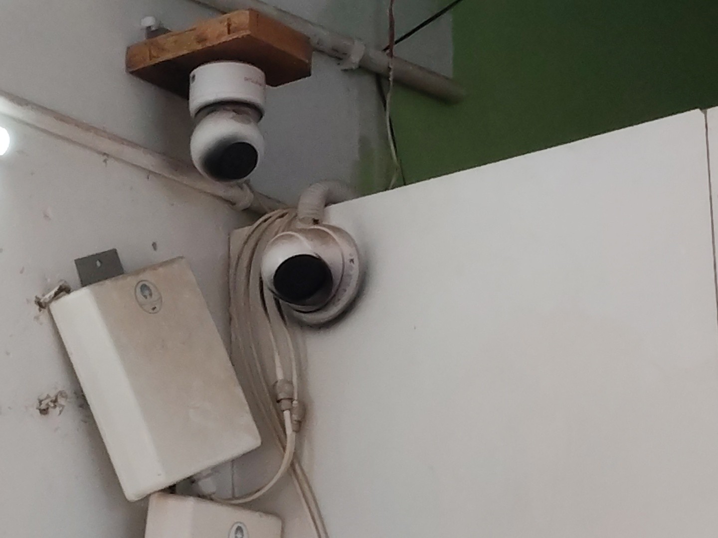 एटीएम काटने से पहले बदमाशों ने सीसीटीवी पर काला स्प्रे कर दिया।