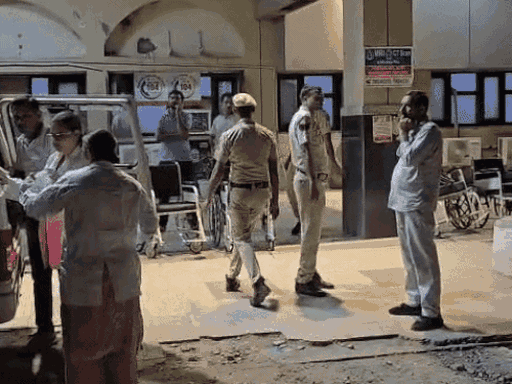 सुसाइड के बाद फोरेंसिक टीम ने मौके पर पहुंच का साक्ष्य जुटाए थे।