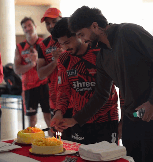 सनराइजर्स हैदराबाद की टीम नीतीश कुमार रेड्डी और शिवांग कुमार का जन्मदिन मनाते हुए।