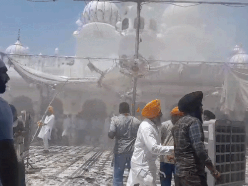 बाल्टियों से पानी डालकर सेवादारों ने बुझाई आग।