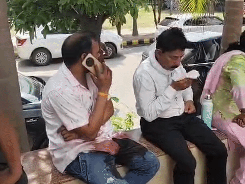 ड्राइवर प्रदीप (मोबाइल से बात करते हुए) ने अन्य लोगों की मदद से प्रॉपर्टी डीलर संदीप सिंह को अस्पताल पहुंचाया।