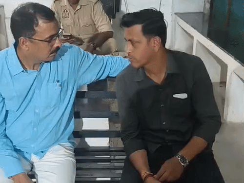 संदीप की मौत की सूचना पर परिजन पोस्टमॉर्टम हाउस पहुंचे।
