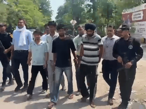 चारों आरोपियों को अलग-अलग स्थानों से गिरफ्तार किया गया है.
