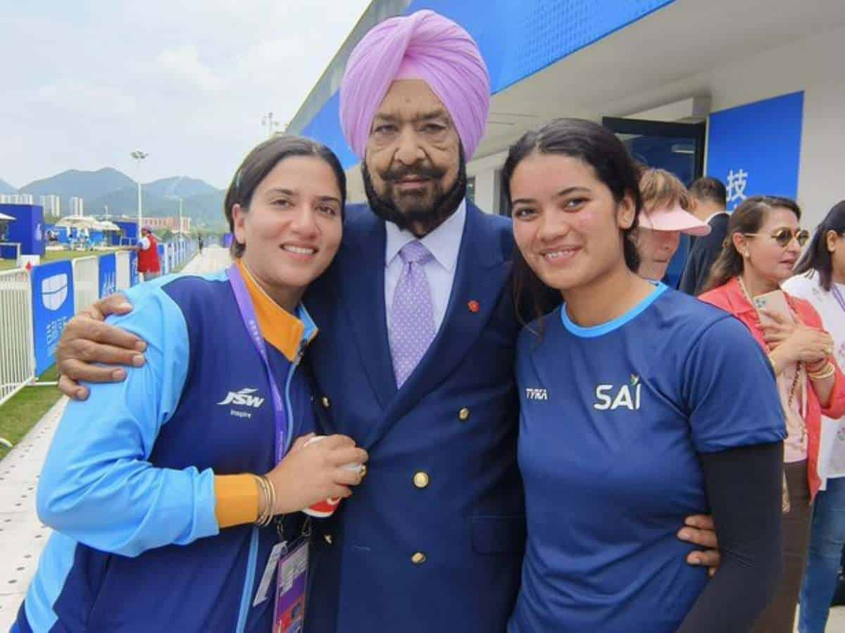 सिल्वर जीतने के बाद पिता रणधीर सिंह के साथ राजेश्वरी (बाएं से पहली), साथ में प्रीति रजक।
