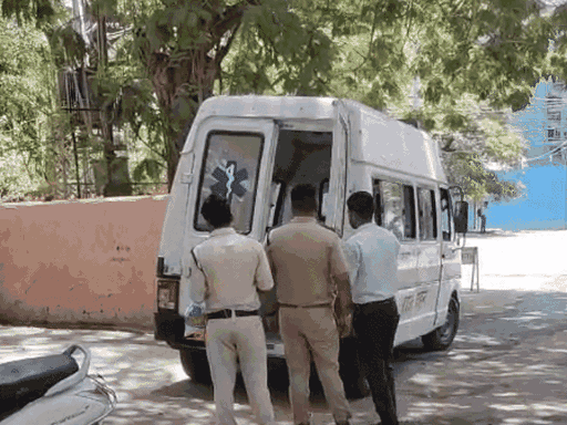 छात्र का शव ले जाती टीम