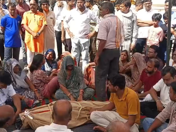 बुधवार को अग्रवाल समाज के लोगों के साथ परिजन धरने पर बैठे हैं।