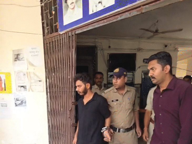 यूट्यूबर मनीष पटेल ने रीवा के सिविल लाइन थाने में सरेंडर कर दिया.