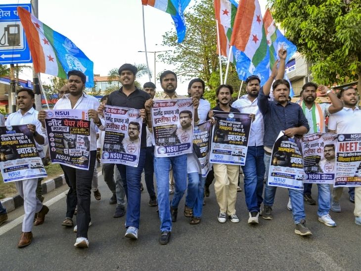 झारखंडमधील रांची येथे NSUI सदस्यांनी मंगळवारी नीट पेपरफुटी निषेधार्थ मोर्चा काढला.