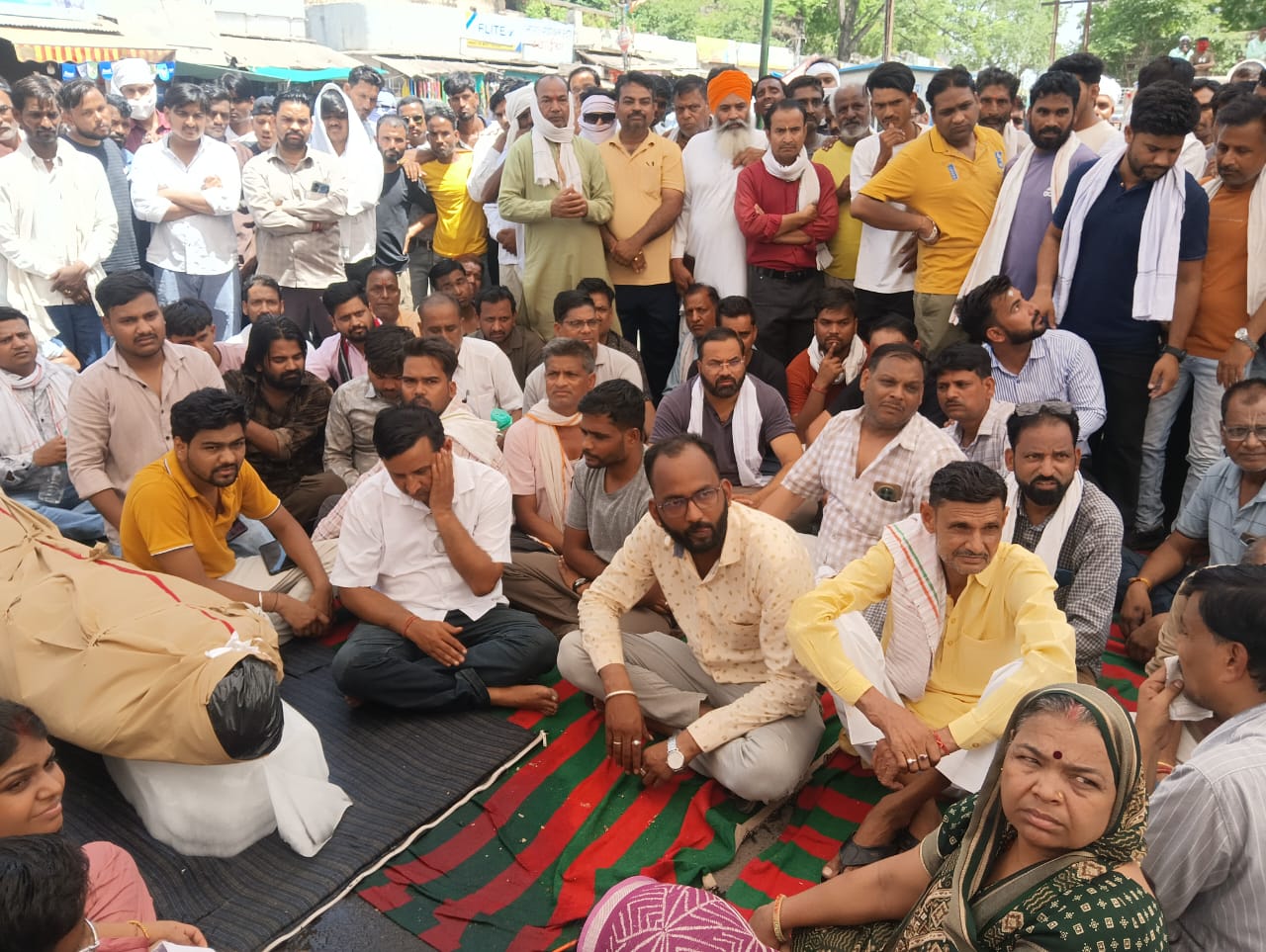 कांग्रेस विधायक बाबू जंडेल भी परिवार के सदस्यों के साथ धरने पर बैठे हैं.