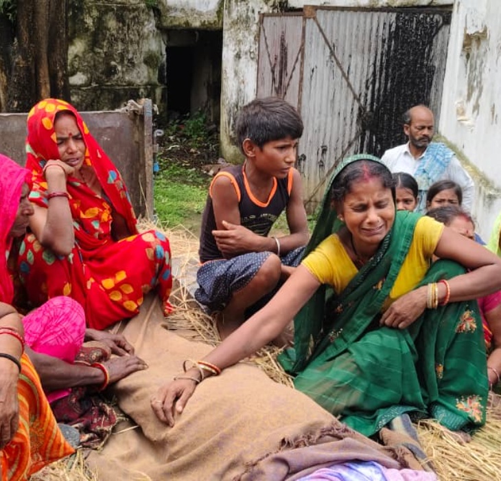 भागलपुर में आंधी से पोल गिरा दबकर महिला की मौत हो गई।