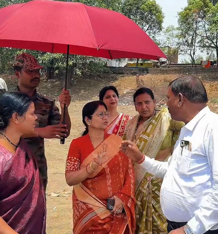 निरीक्षण के दौरान छाता पकड़ा रहा पुलिस का जवान।
