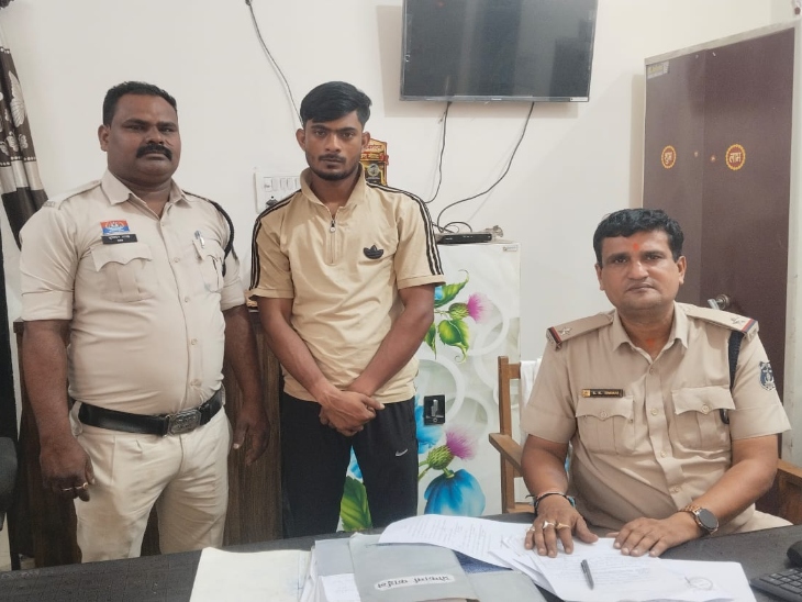 पुलिस ने मुख्य आरोपी को चाकू से साथ गिरफ्तार किया है।