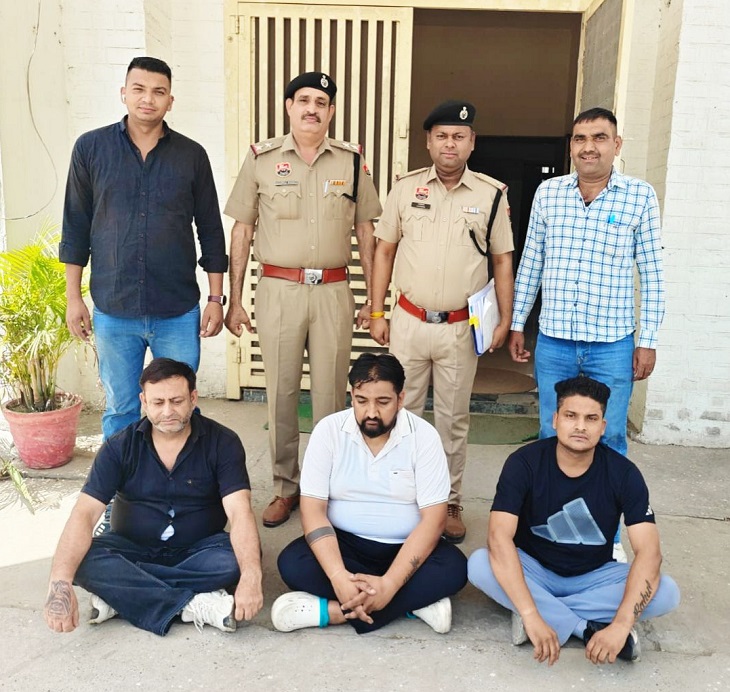 आरोपियों की पहचान मस्ताना चौक पठान मोहल्ला निवासी दीपक कपूर, वार्ड-11 नजदीक रामलाल स्कूल, किला निवासी राजेश रॉय रत्न और मुखीजा कॉलोनी निवासी राहुल के रूप में हुई है।