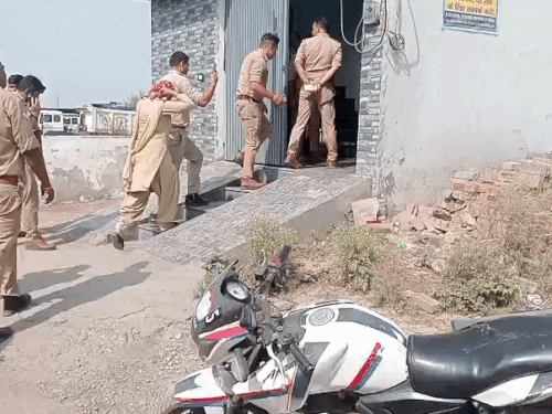 TP Nagar Hotel Sex Racket Busted | Manager, Dalal Caught