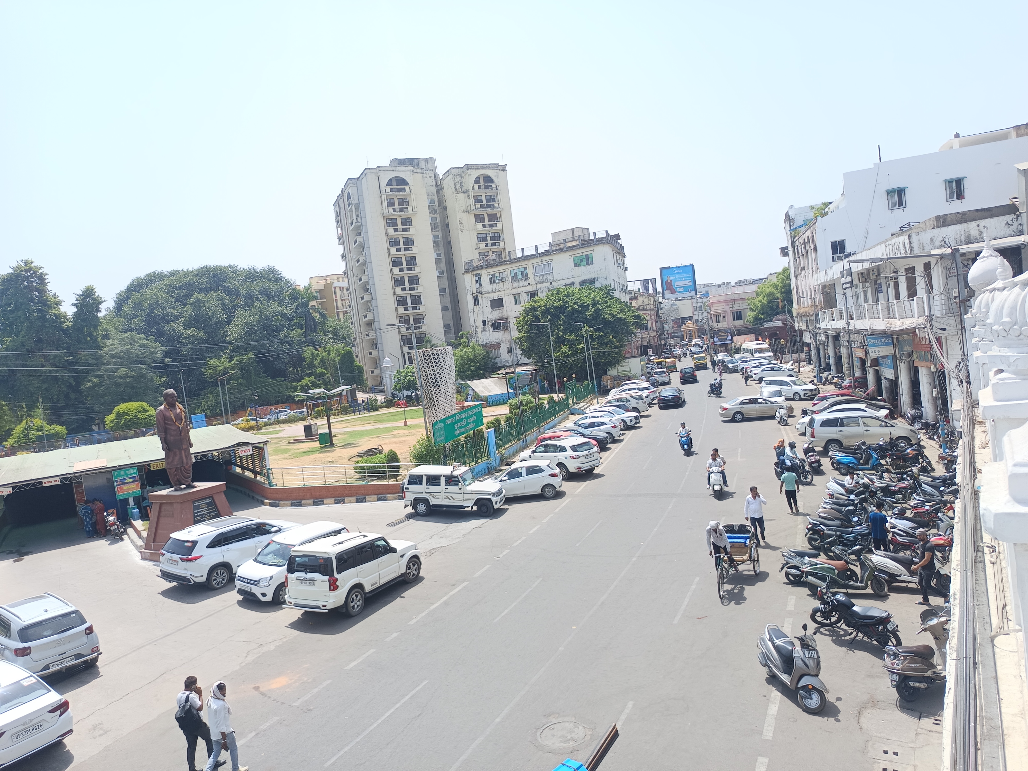 लखनऊ में सुबह से तेज धूप निकली है। दिन में बादलों की आवाजाही बनी रहेगी।