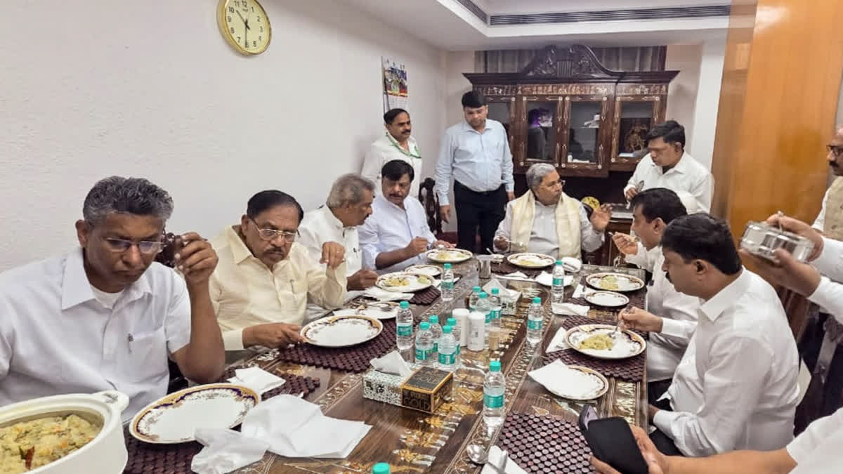 दिल्ली के चाणक्यपुरी इलाके के कर्नाटक भवन में अपने खास मंत्रियों के साथ नाश्ता करते सिद्धारमैया।