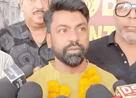 जानकारी देते हुए विजेता दिनेश कुशवाहा