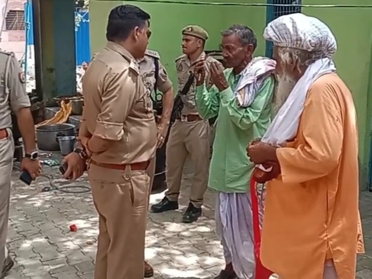 गांव में पहुंची पुलिस लोगों से जानकारी करते हुए।