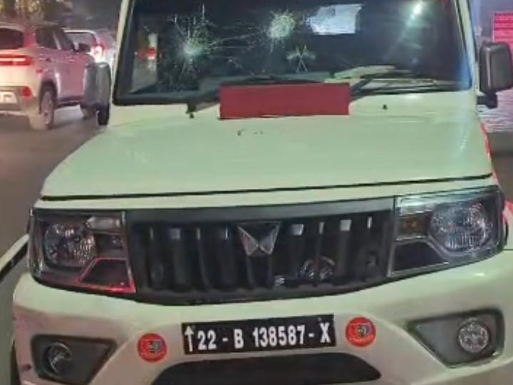 आक्रोशित भीड़ ने टक्कर मारने वाले वाहन के साथ थोड़-फोड़ की