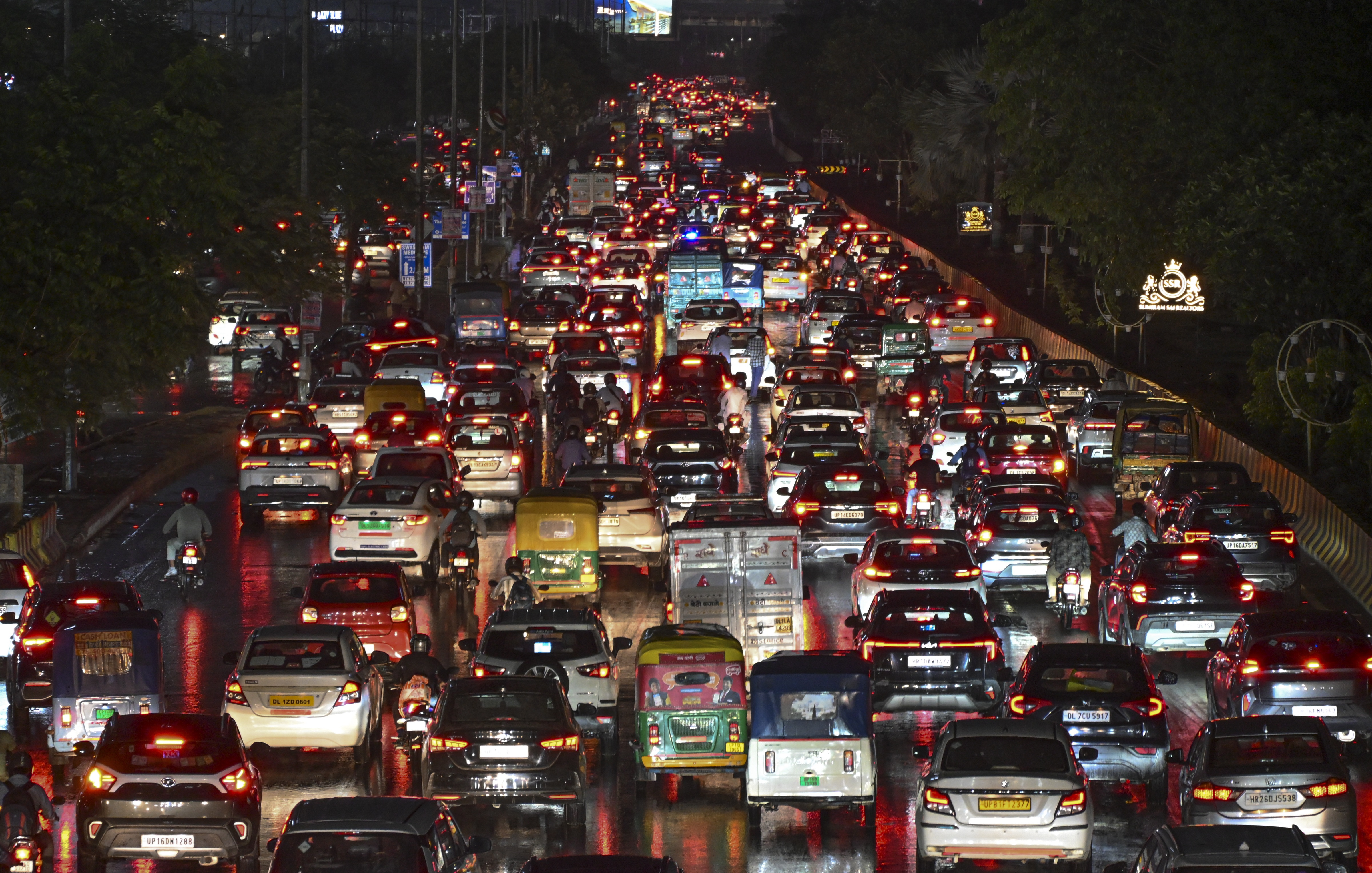 दिल्ली-NCR में आने वाले यूपी के नोएडा में गुरुवार शाम बारिश के बाद जाम लग गया।