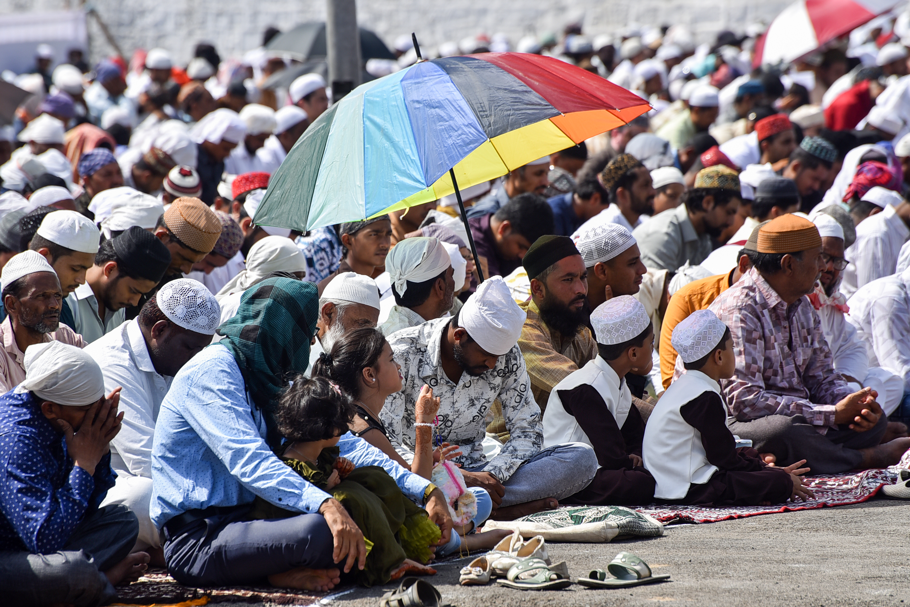 महाराष्ट्र के अकोला में ईद के दौरान नमाज के लिए जुटे लोग छाता लगातार गर्मी से बचते दिखे।