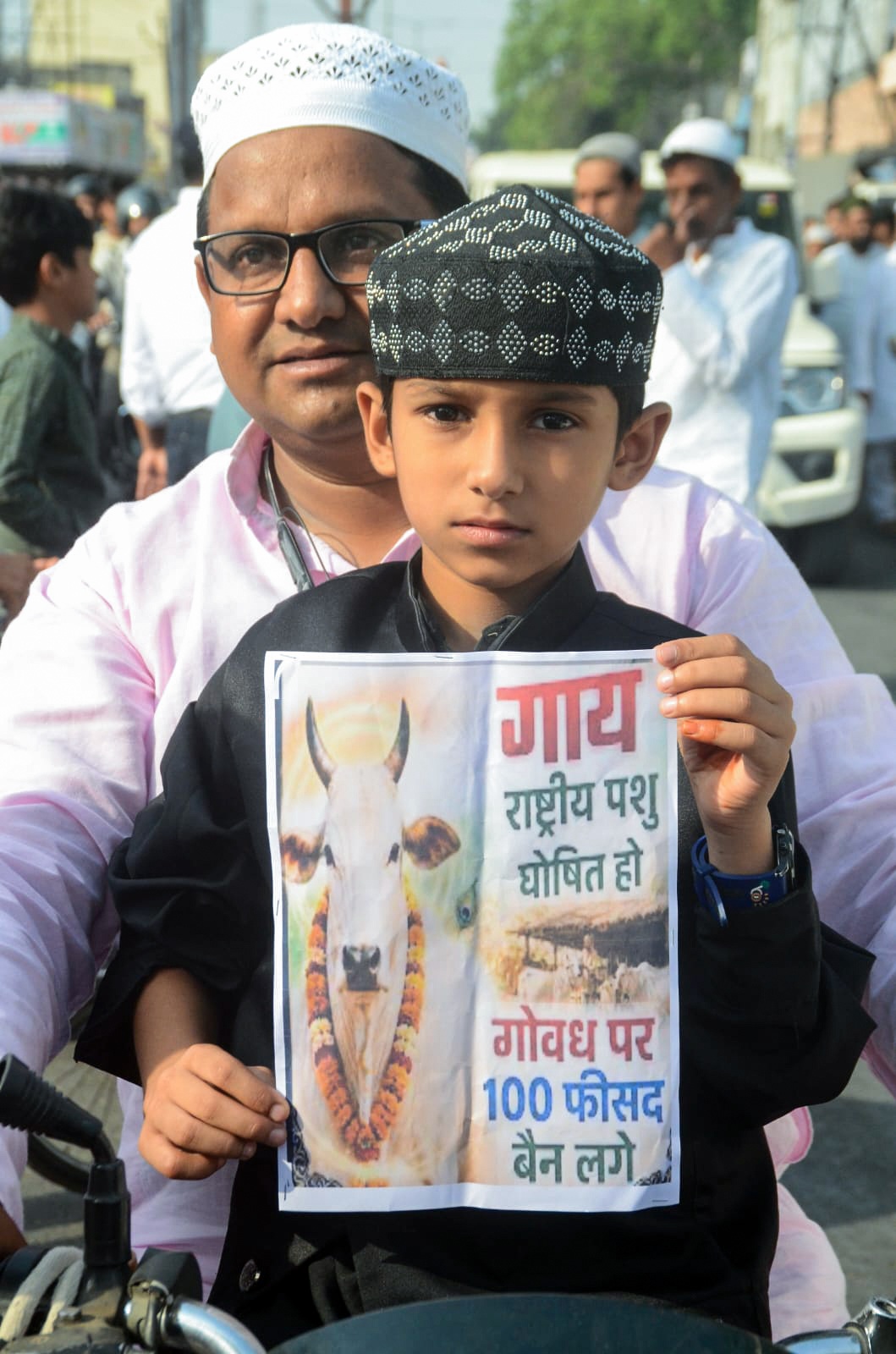 उत्तर प्रदेश के मेरठ भी में गाय को राष्ट्रीय पशु बनाने की मांग की गई।