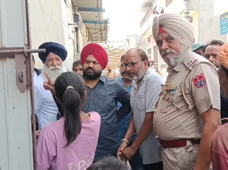 घटना की सूचना के बाद मौके पर इकट्ठा हुए लोग।