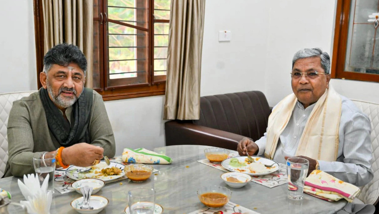 नवंबर-दिसंबर 2025 में जब कर्नाटक से उठापट की खबरें आ रहीं थीं, तब एक सुबह सिद्धारमैया और डीके शिवकुमार साथ में नाश्ता करते हुए।