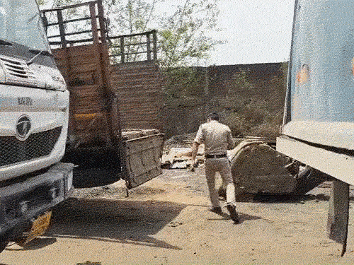 पुलिस ने लोहा चोरी में इस्तेमाल 10 गाड़ियां जब्त की थी।