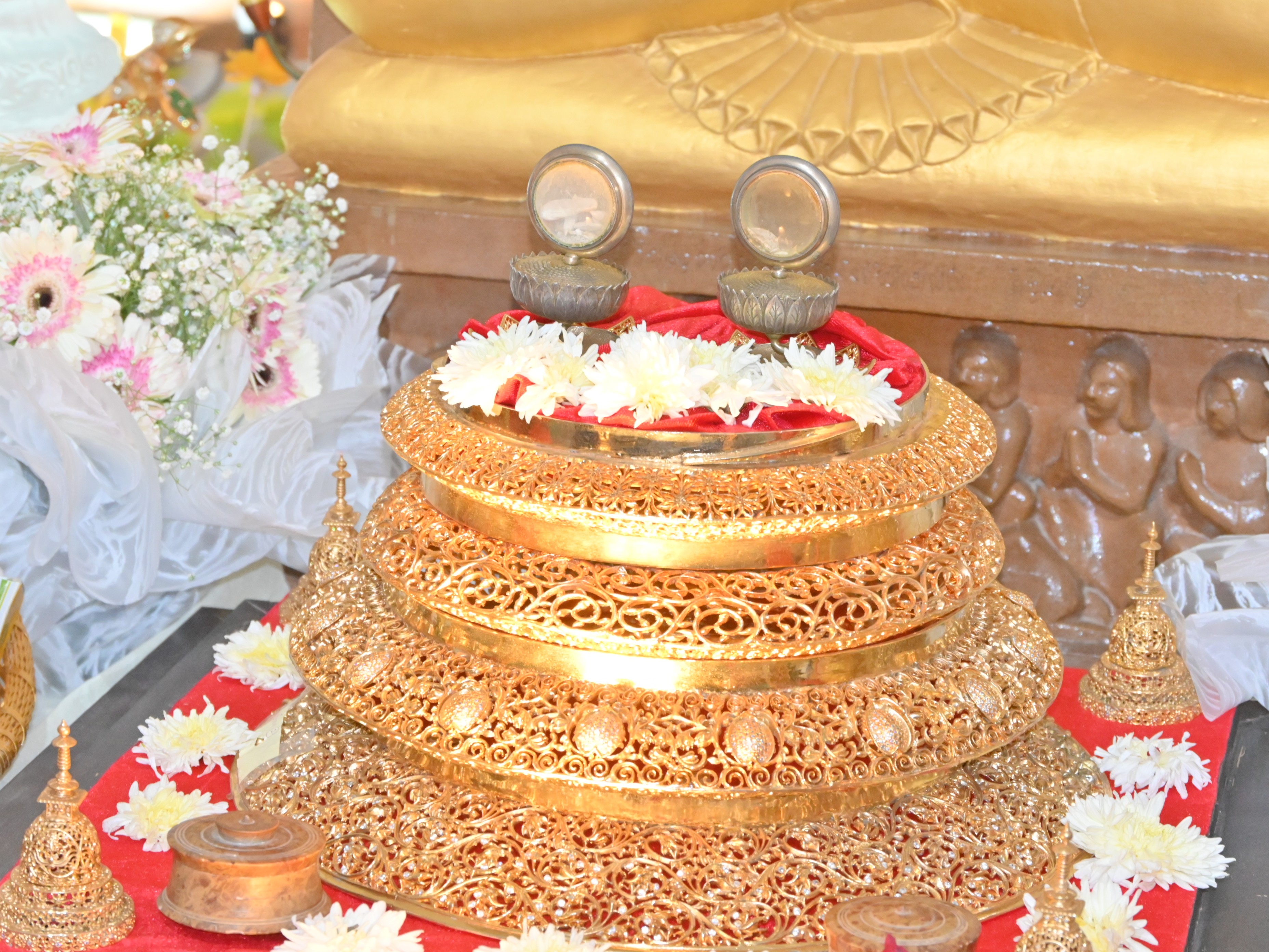 मंगोलिया भेजे गए बुद्ध के शिष्यों के अस्थि कलश:सांची में दिया गया गार्ड ऑफ ऑनर', भोपाल एयरपोर्ट से होगी विदाई; 24 घंटे सशस्त्र सुरक्षा घेरा