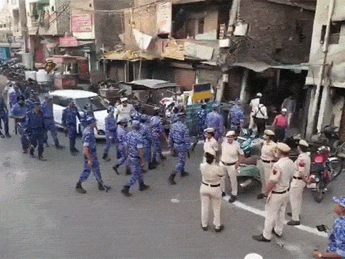 दिल्ली के जहांगीरपुरी में पुलिस और रैपिड एक्शन फोर्स पेट्रोलिंग कर रही है।