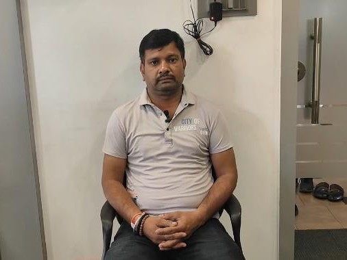 संजय का आरोप है कि बस ड्राइवर ने उन्हें गुमराह किया और किसी से बात नहीं करने दी।