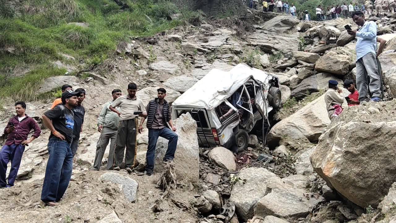 कुल्लू में दुर्घटनाग्रस्त गाड़ी।