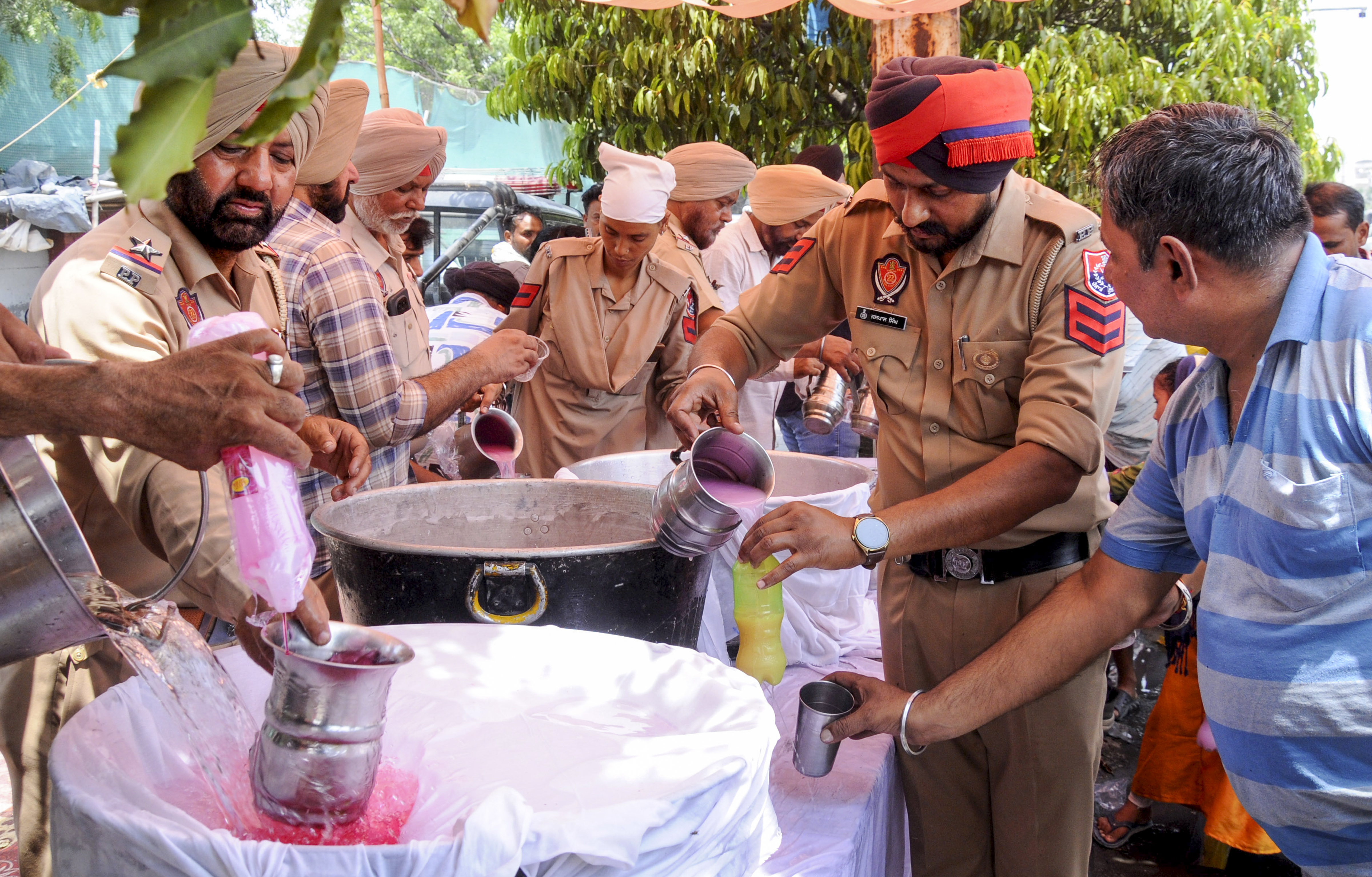 पंजाब के अमृतसर में पुलिसकर्मियों ने आम लोगों को शरबत बांटा ताकि उन्हें गर्मी से राहत मिल सके
